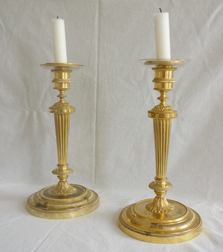 Luminaires Bougeoirs et Chandeliers - Paire de flambeaux en bronze doré fin 18e début 19e siècle