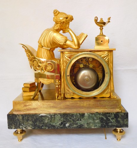 Pendule d'époque Empire "la Liseuse" bronze doré, cadran signé de Grand Girard - GSLR Antiques