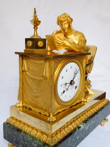 Pendule d'époque Empire "la Liseuse" bronze doré, cadran signé de Grand Girard - Empire