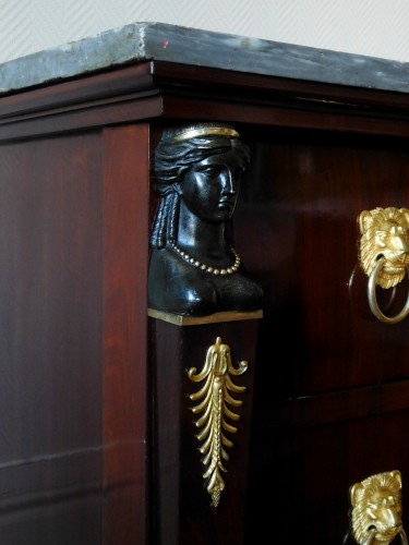 Antiquités - Commode en plaquage d'acajou flammé d'époque Consulat - Retour d'Egypte