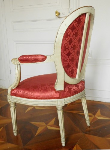Louis XVI - Paire de fauteuils cabriolets estampillés Lelarge