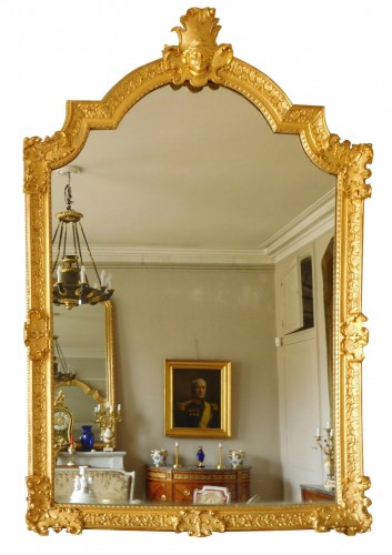 Grand miroir en bois sculpté et doré, époque Régence