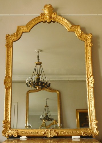 Grand miroir en bois sculpté et doré, époque Régence - Miroirs, Trumeaux Style Régence