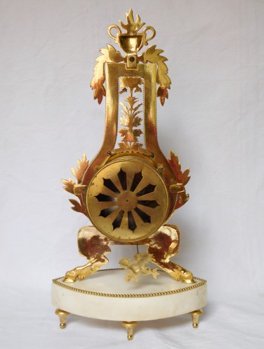 XVIIIe siècle - Pendule d'époque Directoire en bronze doré et émail bleu