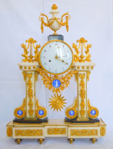 Pendule portique Louis XVI à plaques de Wedgwood - Horlogerie Style Louis XVI