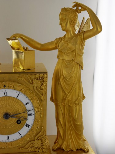 Antiquités - Pendule en bronze doré, début XIXe siècle