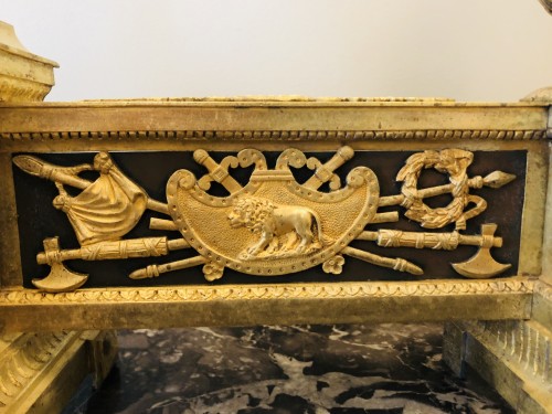 XVIIIe siècle - Importante paire de chenets en bronze doré et patiné