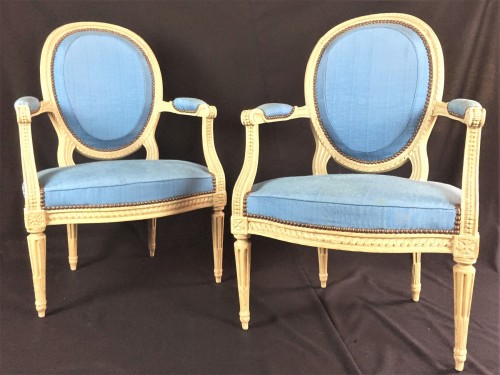 Paire de larges fauteuils cabriolets estampillés I B Séné - Sièges Style Louis XVI