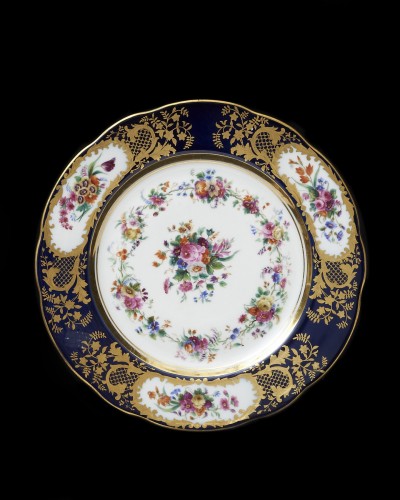 Céramiques, Porcelaines  - Ensemble de huit plats en porcelaine impériale russe