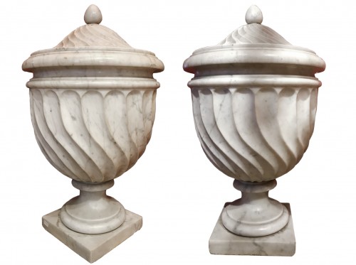 Paire de vases en marbre blanc sculpté