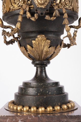 Vase ornemental du XVIIIe siècle - Objet de décoration Style Louis XVI