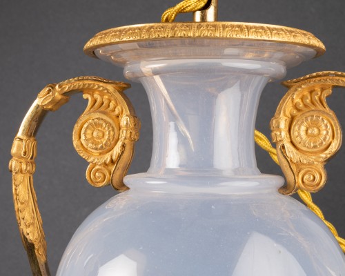 Antiquités - Paire de vases en opaline montés en lampe