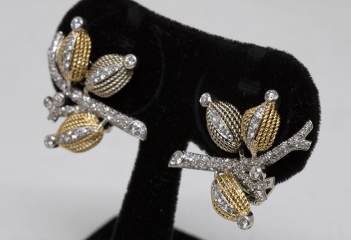 Bijouterie, Joaillerie Boucles d'oreilles - Paire de boucles d'oreille or et diamants vers 1960