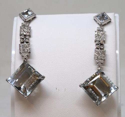 Paire de pendants d’oreilles art-déco en platine, diamants et d’aigues-marines - Jacqueline & Claude Barbanel