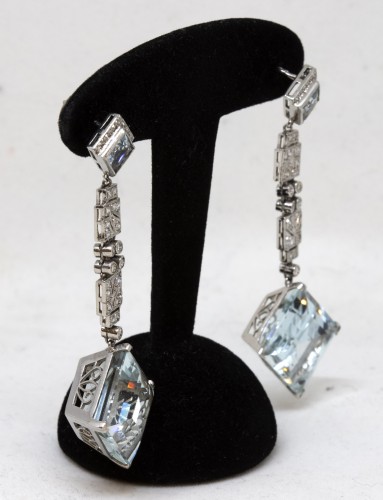 XXe siècle - Paire de pendants d’oreilles art-déco en platine, diamants et d’aigues-marines