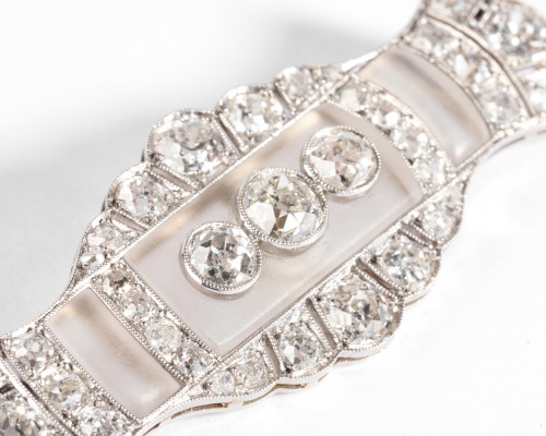 Broche art-déco en platine et cristal de roche, sertie de diamants - Bijouterie, Joaillerie Style Art Déco