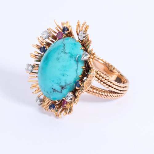 Bague en or sertie en son centre d’une turquoise et de petits diamants et saphirs - Bijouterie, Joaillerie Style Années 50-60