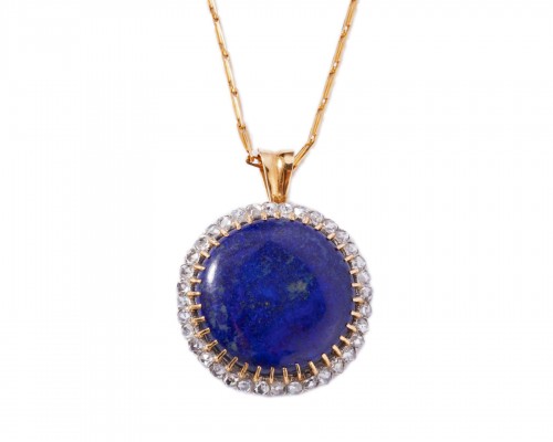 Pendentif en or serti en son centre d’un lapis-lazuli entouré de petits diamants