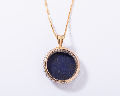 Bijouterie, Joaillerie Pendentif, Collier - Pendentif en or serti en son centre d’un lapis-lazuli entouré de petits diamants
