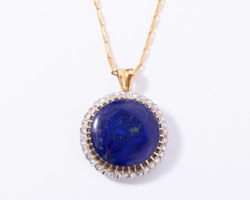 Pendentif en or serti en son centre d’un lapis-lazuli entouré de petits diamants - Jacqueline & Claude Barbanel