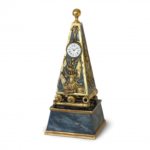 Pendule Obélisque Louis XV aux attributs militaires - Horlogerie Style Louis XV