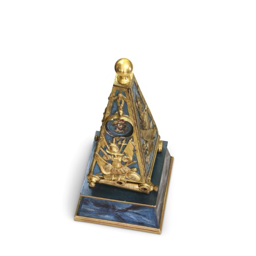 XVIIIe siècle - Pendule Obélisque Louis XV aux attributs militaires