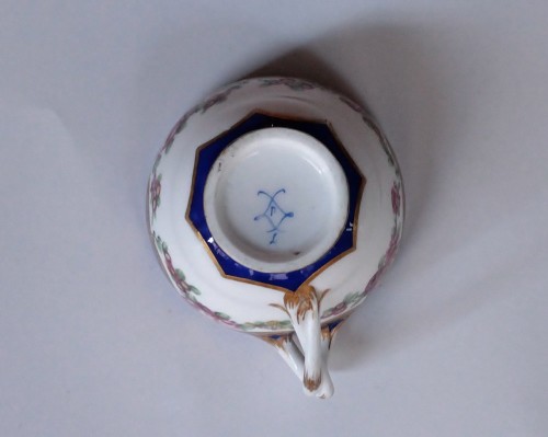 Céramiques, Porcelaines  - Tasse "Hébert" et sa soucoupe en porcelaine de Sèvres du XVIIIe siècle