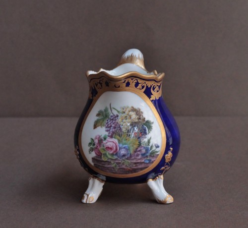Pot à lait tripode en porcelaine tendre de Sèvres à fond bleu nouveau. Vers 1780-1785 - Céramiques, Porcelaines Style Louis XVI