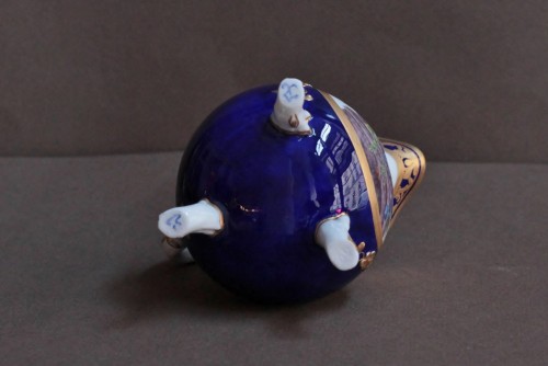 Pot à lait tripode en porcelaine tendre de Sèvres à fond bleu nouveau. Vers 1780-1785 - Louis XVI