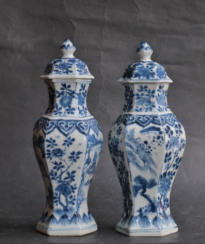 Céramiques, Porcelaines  - Paire de petits vases en porcelaine de Chine, époque Kangxi (1662-1722)
