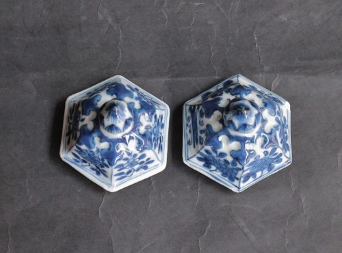 Antiquités - Paire de petits vases en porcelaine de Chine, époque Kangxi (1662-1722)