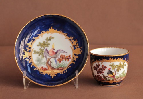 Tasse et soucoupe en porcelaine tendre de Sèvres fond bleu lapis, 18e siècle - 
