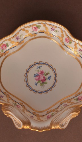Partie de service en porcelaine de Sèvres vers 1785 - Céramiques, Porcelaines Style 
