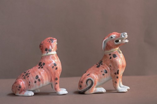 XVIIIe siècle - Chiens en porcelaine de Chine, époque Qianlong (1736-1795).