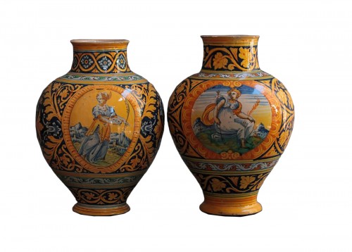 Deux vases en majolique de Faenza à décor "a quartieri" et d'une sainte. XVIe siècle