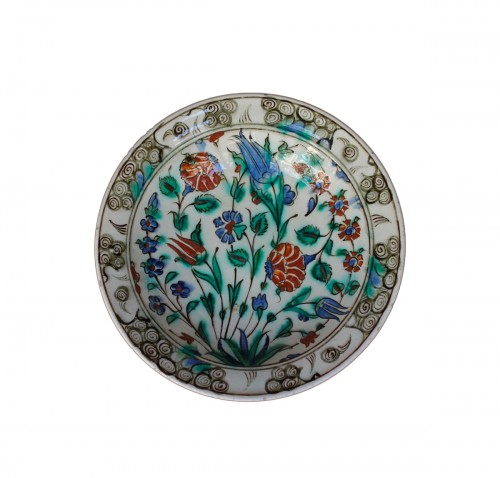 Plat en céramique siliceuse d'Iznik à décor aux quatre fleurs. XVIIe siècle.