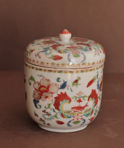 Pot couvert en porcelaine de Chine à décor Pompadour, XVIIIe siècle - Céramiques, Porcelaines Style Louis XV