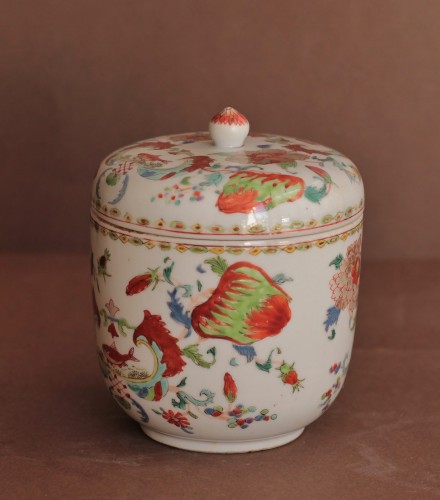 Céramiques, Porcelaines  - Pot couvert en porcelaine de Chine à décor Pompadour, XVIIIe siècle
