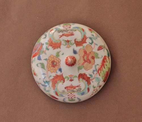 Pot couvert en porcelaine de Chine à décor Pompadour, XVIIIe siècle - JM Béalu & Fils