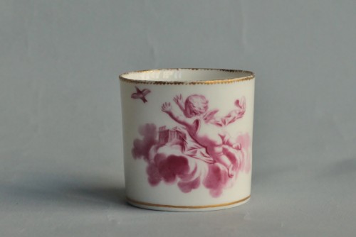 XVIIIe siècle - Tasse en porcelaine tendre de Sèvres à décor en camaïeu rose d'anges et oiseaux. 18e