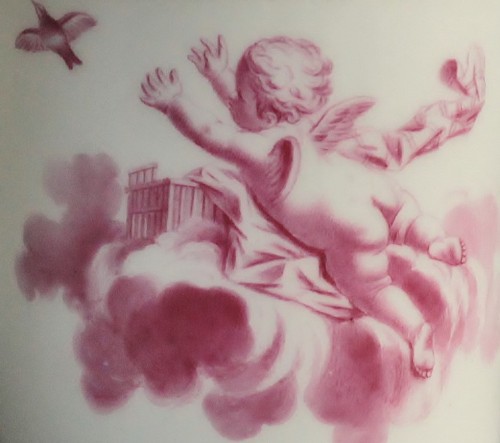 Tasse en porcelaine tendre de Sèvres à décor en camaïeu rose d'anges et oiseaux. 18e - Louis XVI