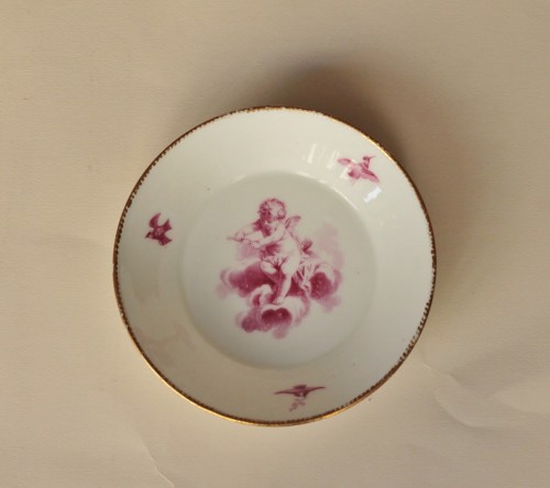 Louis XVI - Tasse en porcelaine tendre de Sèvres à décor en camaïeu rose d'anges et oiseaux. 18e