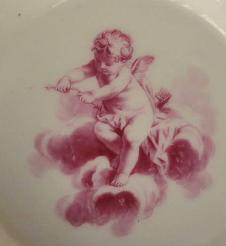 Antiquités - Tasse en porcelaine tendre de Sèvres à décor en camaïeu rose d'anges et oiseaux. 18e