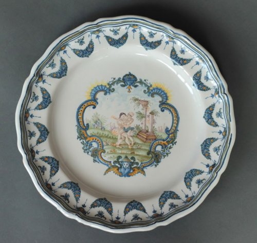 Assiette mythologique Moustiers vers 1745-1750 - Céramiques, Porcelaines Style 