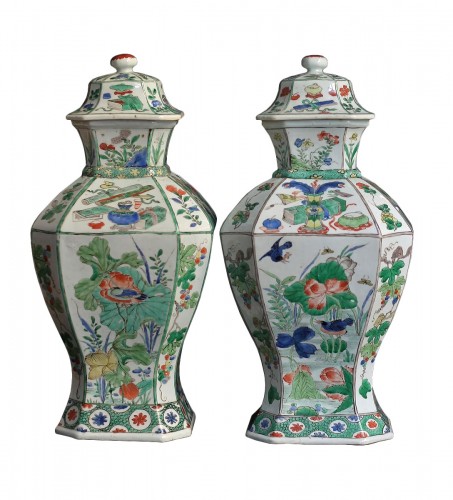 Paire de vases en porcelaine de Chine Famille Verte, époque Kangxi (1662-1722).