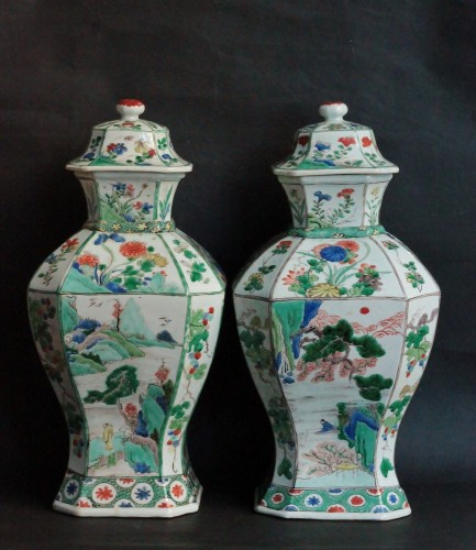 Paire de vases en porcelaine de Chine Famille Verte, époque Kangxi (1662-1722). - Céramiques, Porcelaines Style Louis XIV