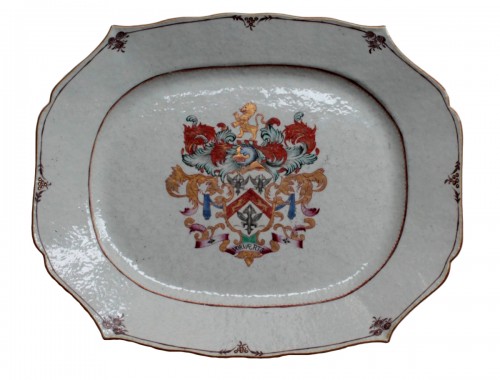 Grand Plat Armoiries en porcelaine de Chine - Époque Qianlong (1736-1795)