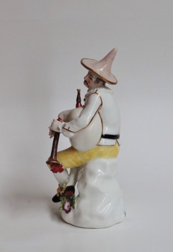 Statuette d'Arlequin à la cornemuse, porcelaine de Meissen vers 1740 - Céramiques, Porcelaines Style 