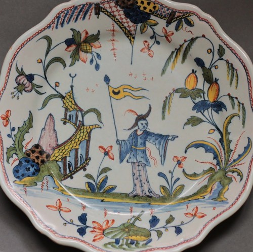 Céramiques, Porcelaines  - Assiette faïence de Rouen au chinois à l'étendard, vers 1750