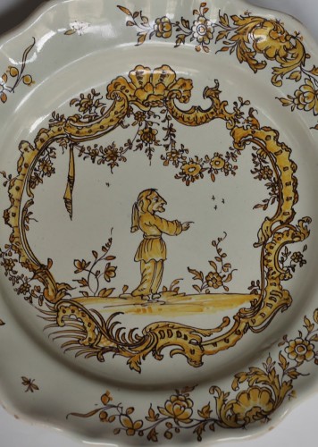 Assiette en faïence d'Angoulême, fin du XVIIIe siècle - Céramiques, Porcelaines Style Louis XVI